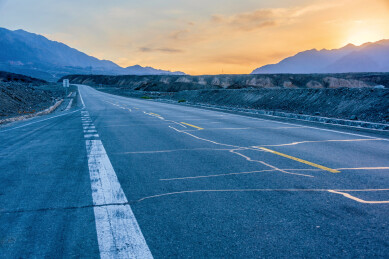 中国新疆巴音郭楞阿拉沟公路日落风光