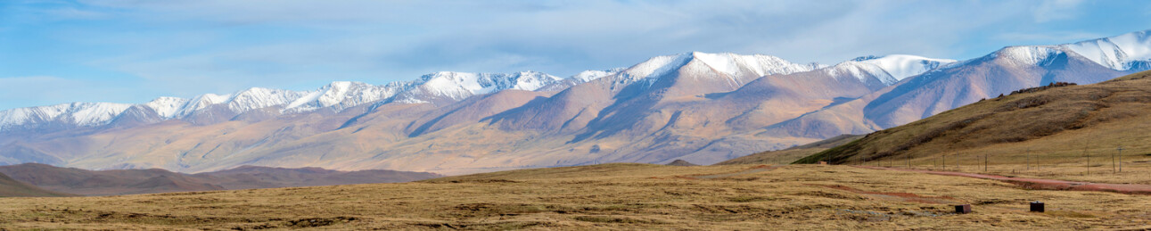 中国新疆巴音郭楞奎先达坂雪山风光