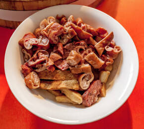  卤煮火烧：老北京的风味吃食“穷人美”