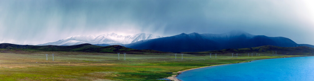 中国西藏山南G219上的普莫雍措