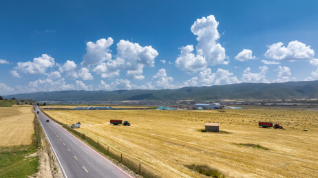 高原藏区农业农田乡村振兴，青稞秸秆打捆