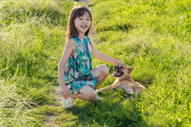 田野里小女孩和宠物小狗