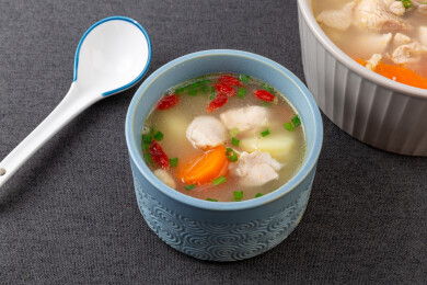 鸡肉土豆胡萝卜广式靓汤