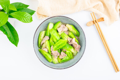 一碟家常菜丝瓜炒肉