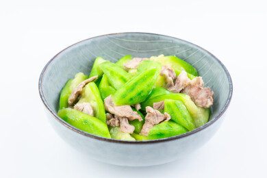 一碟家常菜丝瓜炒肉