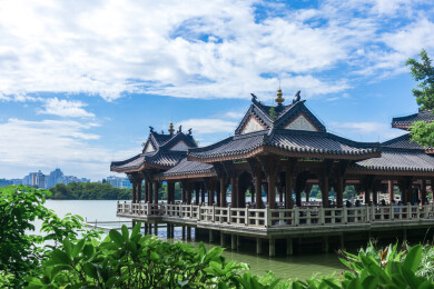 秋季晴朗天空下的中式古典建筑亭台水榭