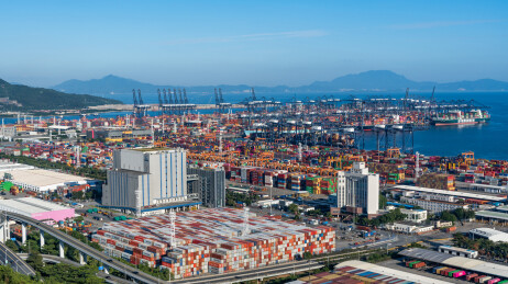 深圳盐田港港口码头货船装货集装箱