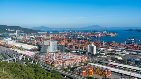 深圳盐田港港口码头货船装货集装箱