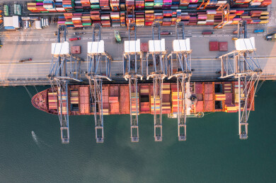 深圳盐田港港口码头货船装货集装箱