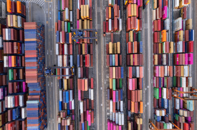 深圳盐田港港口码头货船装货集装箱