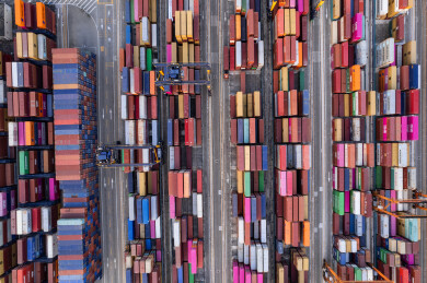 深圳盐田港港口码头货船装货集装箱