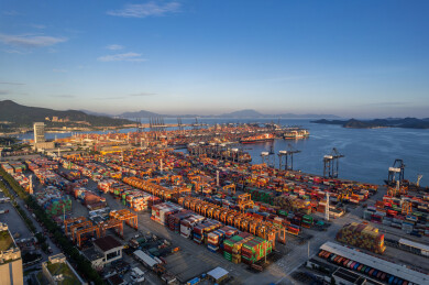 深圳盐田港港口码头货船装货集装箱