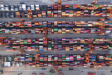 深圳盐田港港口码头货船装货集装箱