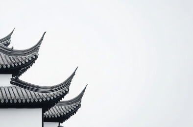 白色背景下的传统建筑特写