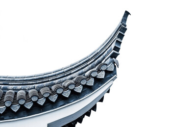 白色背景下的传统建筑特写