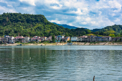 南方沿江而居的集镇风光