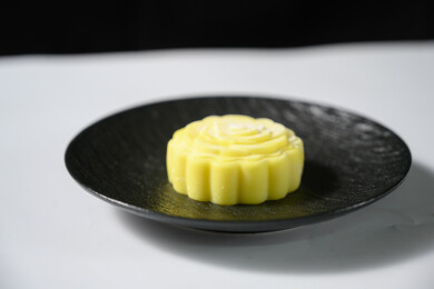 桌面上的盘子里的美味可口的榴莲冰皮月饼