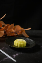 桌面上的盘子里的美味可口的榴莲冰皮月饼