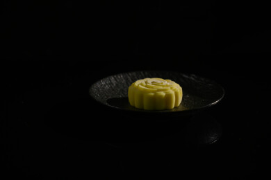 桌面上的盘子里的美味可口的榴莲冰皮月饼