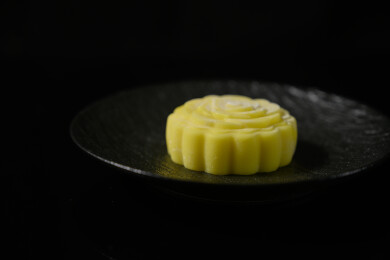 桌面上的盘子里的美味可口的榴莲冰皮月饼