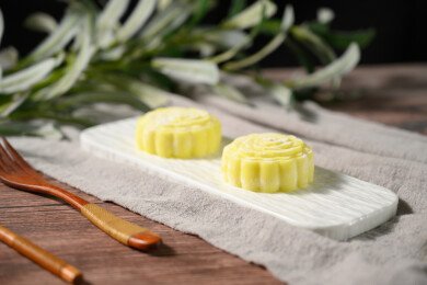 桌面上的盘子里的美味可口的榴莲冰皮月饼