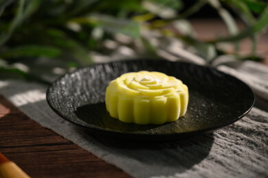 桌面上的盘子里的美味可口的榴莲冰皮月饼