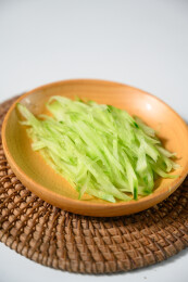 桌面上的盘子里的美味可口的青瓜丝
