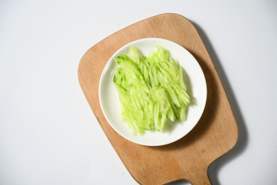 桌面上的盘子里的美味可口的青瓜丝