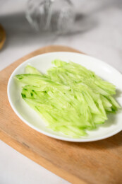 桌面上的盘子里的美味可口的青瓜丝