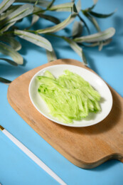 桌面上的盘子里的美味可口的青瓜丝
