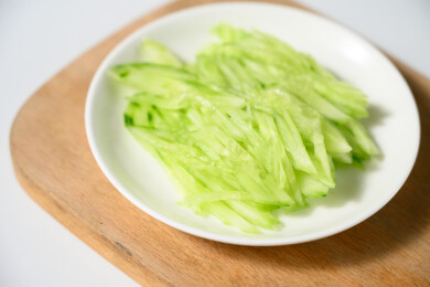 桌面上的盘子里的美味可口的青瓜丝