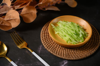 桌面上的盘子里的美味可口的青瓜丝