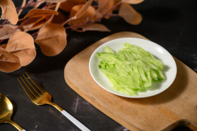 桌面上的盘子里的美味可口的青瓜丝