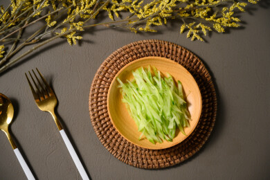 桌面上的盘子里的美味可口的青瓜丝