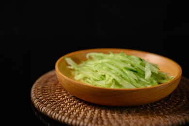 桌面上的盘子里的美味可口的青瓜丝