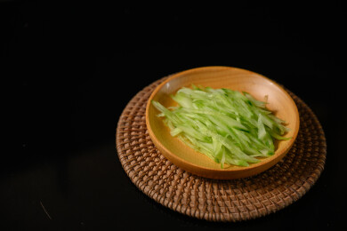 桌面上的盘子里的美味可口的青瓜丝