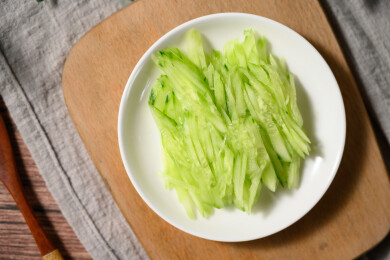 桌面上的盘子里的美味可口的青瓜丝