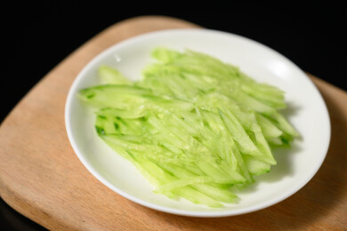 桌面上的盘子里的美味可口的青瓜丝