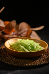 桌面上的盘子里的美味可口的青瓜丝