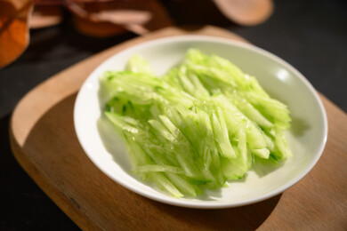 桌面上的盘子里的美味可口的青瓜丝