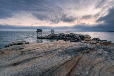 法国西海岸海岸线风光和海边的渔船小屋