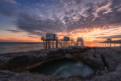 法国大西洋海岸线风光和礁石边的捕鱼小屋