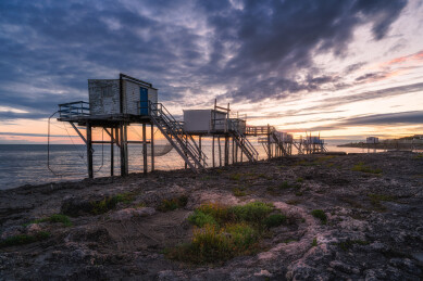 法国大西洋海岸线风光和礁石边的捕鱼小屋