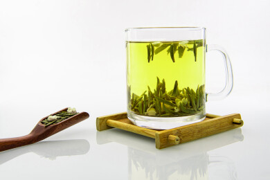 一杯茉莉花绿茶水