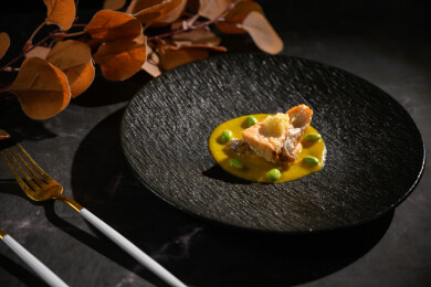 桌面上的盘子里的美味可口的煎三文鱼