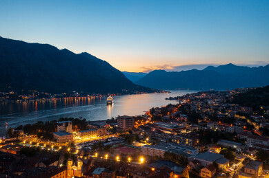 黑山科托尔古城夜景航拍风光