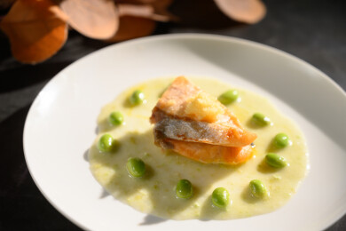 桌面上的盘子里的美味可口的煎三文鱼