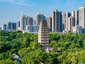 航拍西安小雁塔白天城市风光