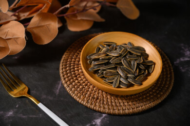 桌面上的盘子里的美味可口的葵瓜子