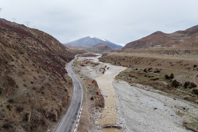 中国西藏G318公路八宿县河谷自然风光
